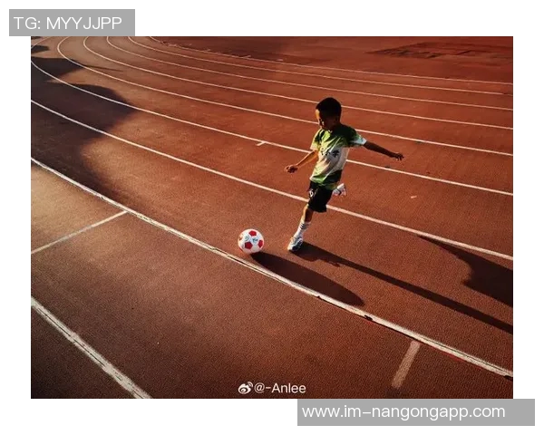 追逐梦想的我在生活与球场中展现不同自我为此深感自豪